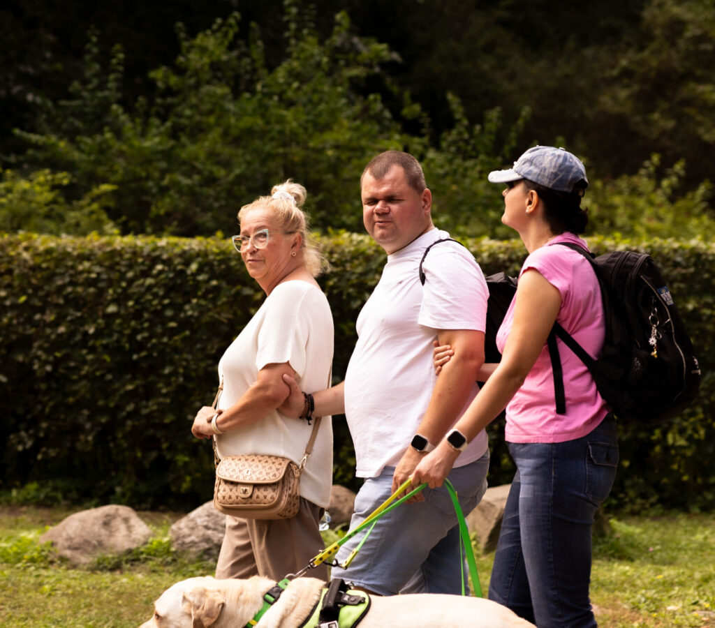 Spirala zmysłów 10-09-2025 (77 z 151) spacer dotykowy (2) Uczestnicy spaceru dotykowego w Ogrodzie Botanicznym w Łodzi poznają rośliny przez dotyk.