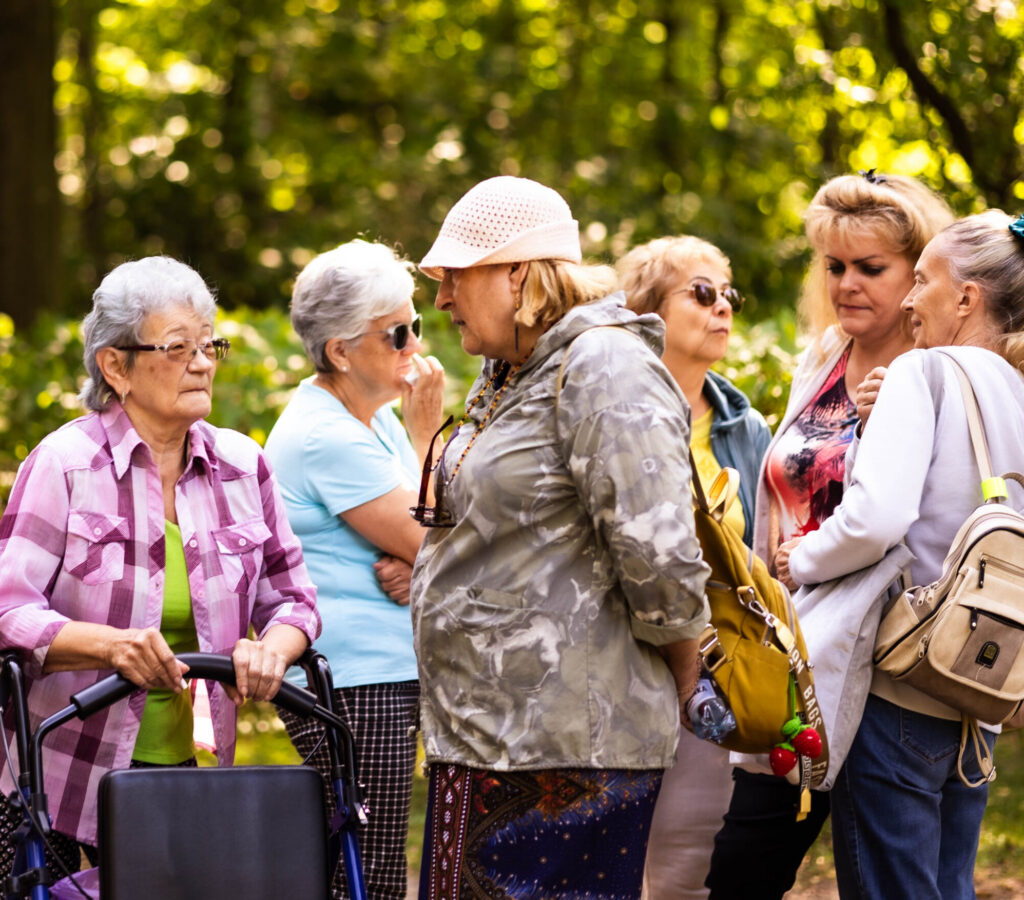 Spirala zmysłów 10-09-2025ogrod botaniczny (5) Uczestnicy spaceru dotykowego w Ogrodzie Botanicznym w Łodzi poznają rośliny przez dotyk.