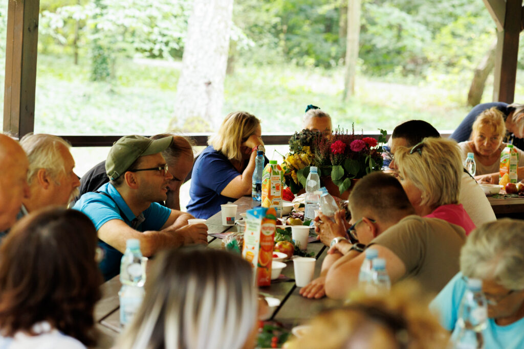 Uczestnicy projektu Spirala Zmysłów podczas ogniska integracyjnego w Ogrodzie Botanicznym w Łodz