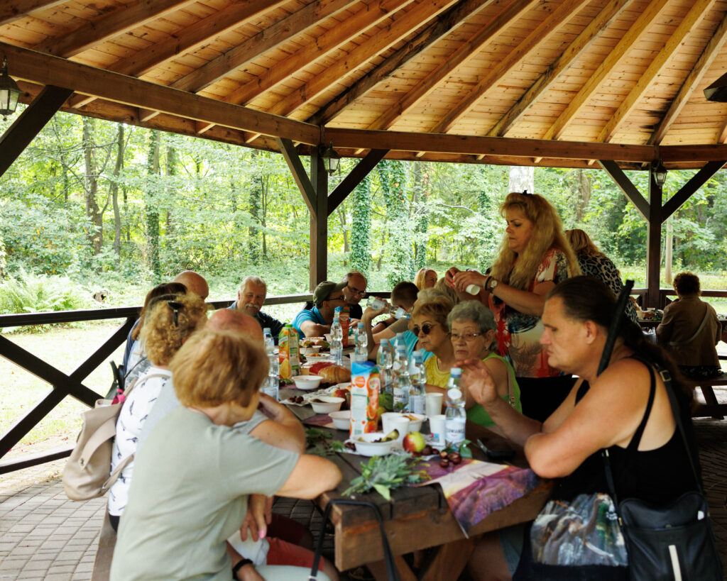 Uczestnicy projektu Spirala Zmysłów podczas ogniska integracyjnego w Ogrodzie Botanicznym w Łodz