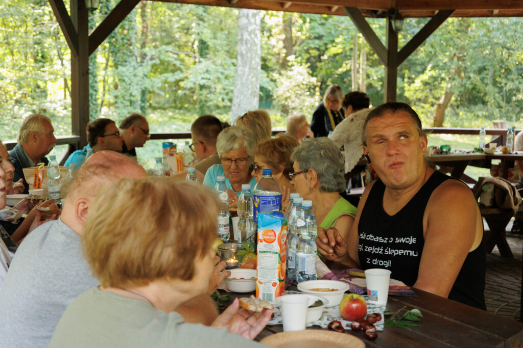 Uczestnicy projektu Spirala Zmysłów podczas ogniska integracyjnego w Ogrodzie Botanicznym w Łodz
