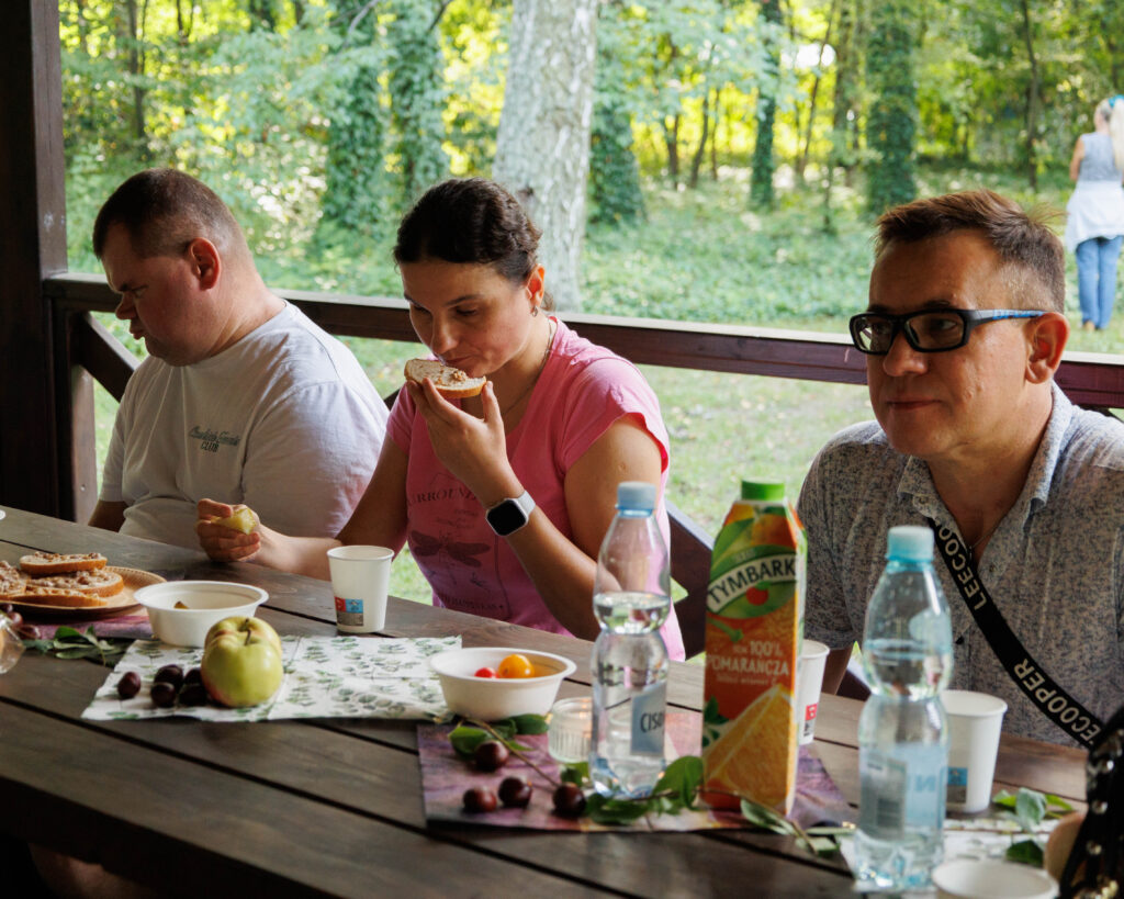 Uczestnicy projektu Spirala Zmysłów podczas ogniska integracyjnego w Ogrodzie Botanicznym w Łodz