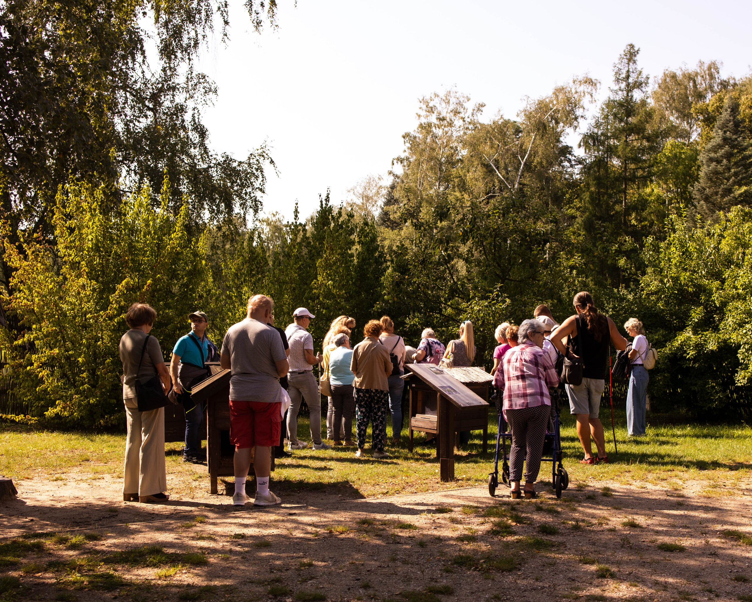 Spacer sensoryczny po Skansenie w Ogrodzie Botanicznym w Łodzi – „Spirala Zmysłów” w praktyce