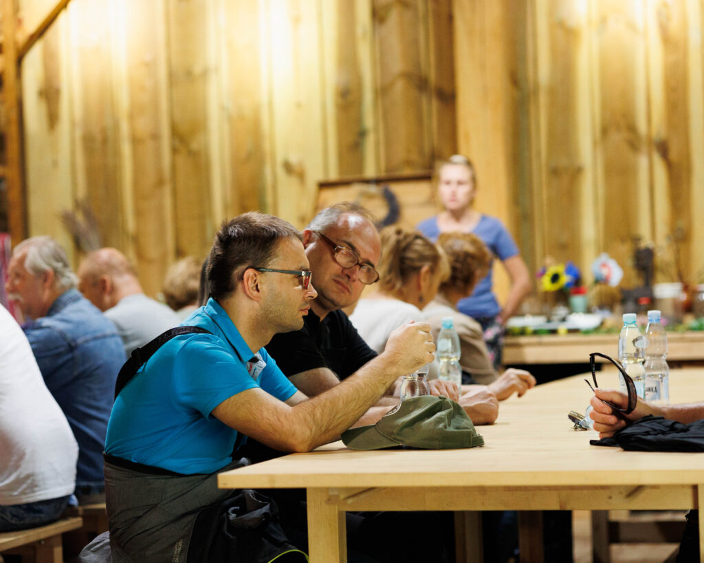 „Warsztaty ziołowe – uczestnicy projektu Spirala Zmysłów tworzą bukiety z ziół”