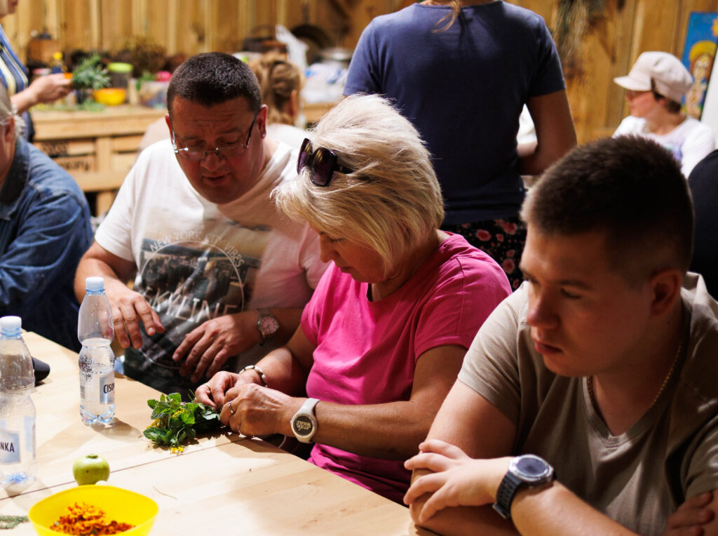 „Warsztaty ziołowe – uczestnicy projektu Spirala Zmysłów tworzą bukiety z ziół”