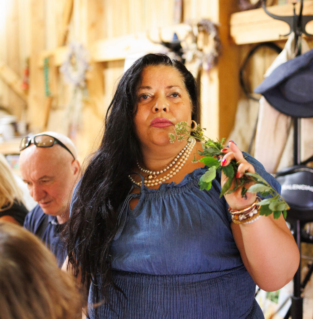 „Warsztaty ziołowe – uczestnicy projektu Spirala Zmysłów tworzą bukiety z ziół”