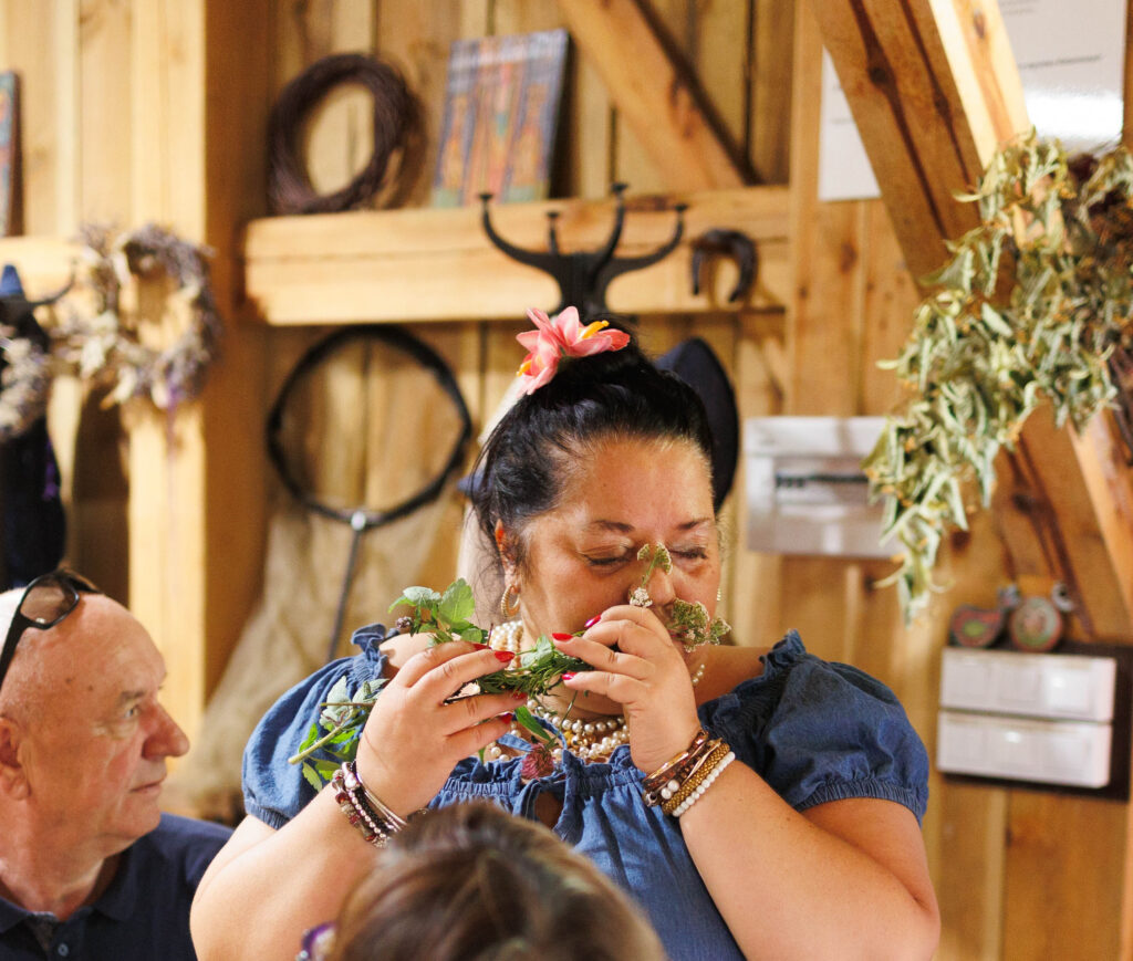 „Warsztaty ziołowe – uczestnicy projektu Spirala Zmysłów tworzą bukiety z ziół”