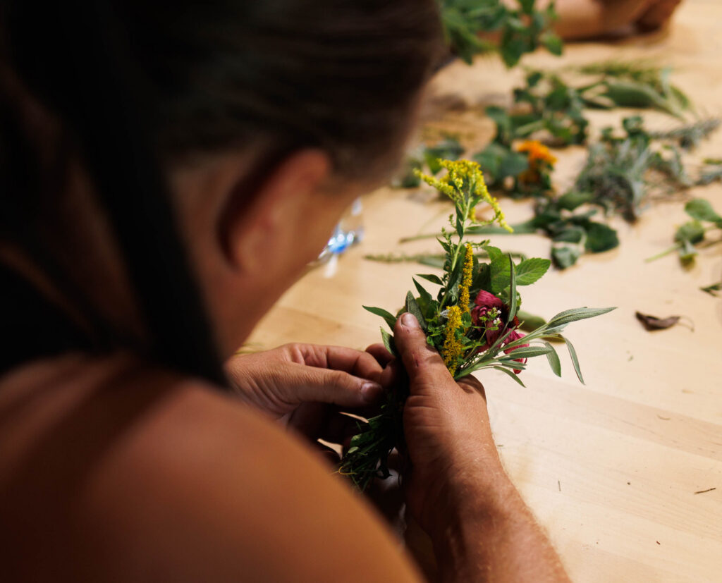 „Warsztaty ziołowe – uczestnicy projektu Spirala Zmysłów tworzą bukiety z ziół”