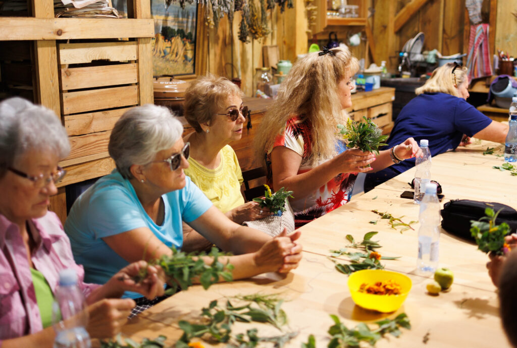 „Warsztaty ziołowe – uczestnicy projektu Spirala Zmysłów tworzą bukiety z ziół”