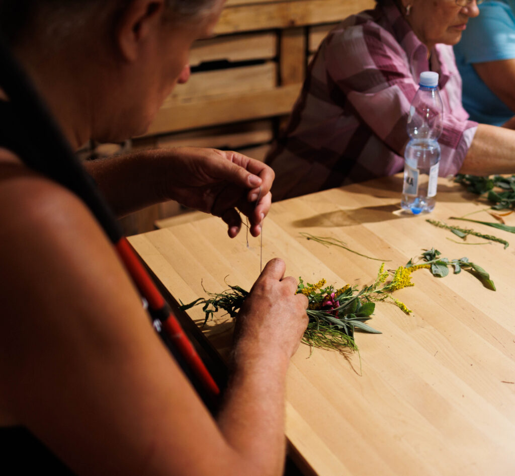 „Warsztaty ziołowe – uczestnicy projektu Spirala Zmysłów tworzą bukiety z ziół”