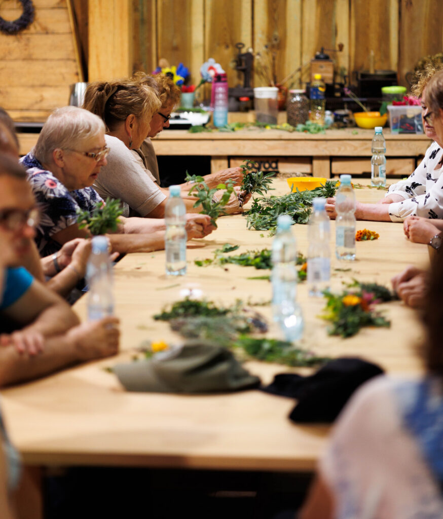 „Warsztaty ziołowe – uczestnicy projektu Spirala Zmysłów tworzą bukiety z ziół”