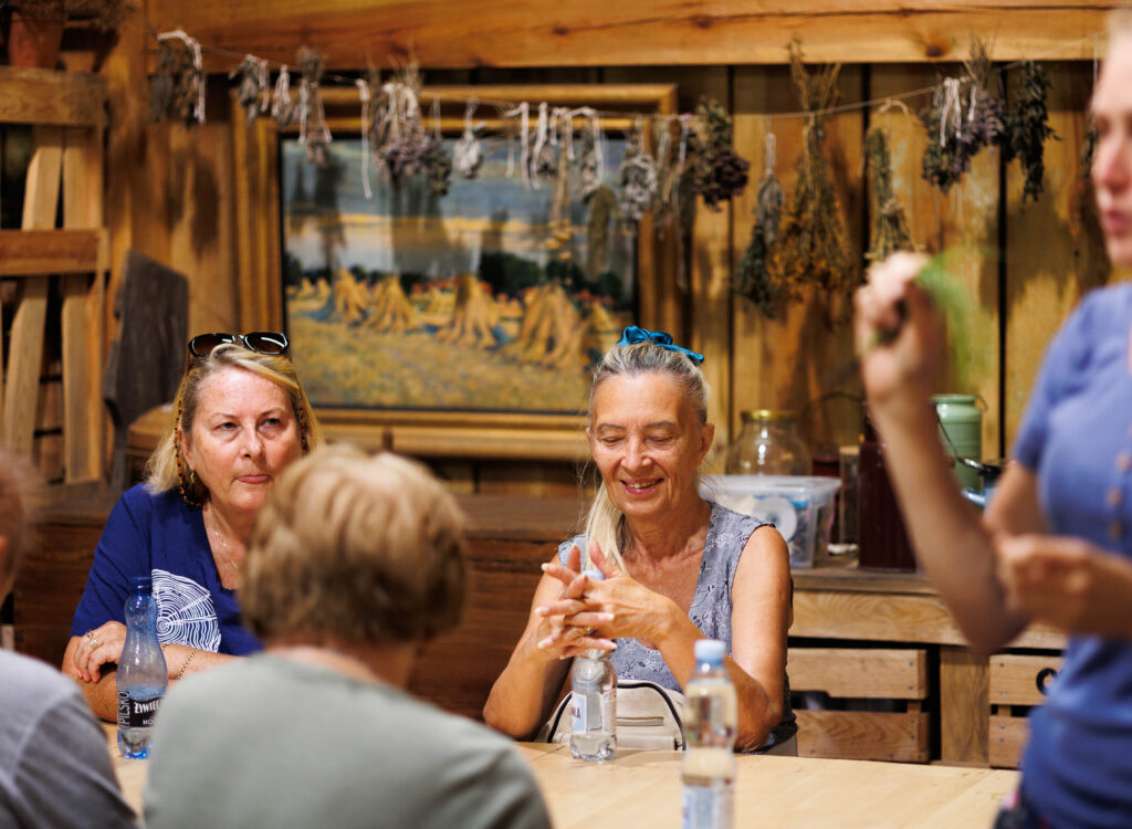 „Warsztaty ziołowe – uczestnicy projektu Spirala Zmysłów tworzą bukiety z ziół”