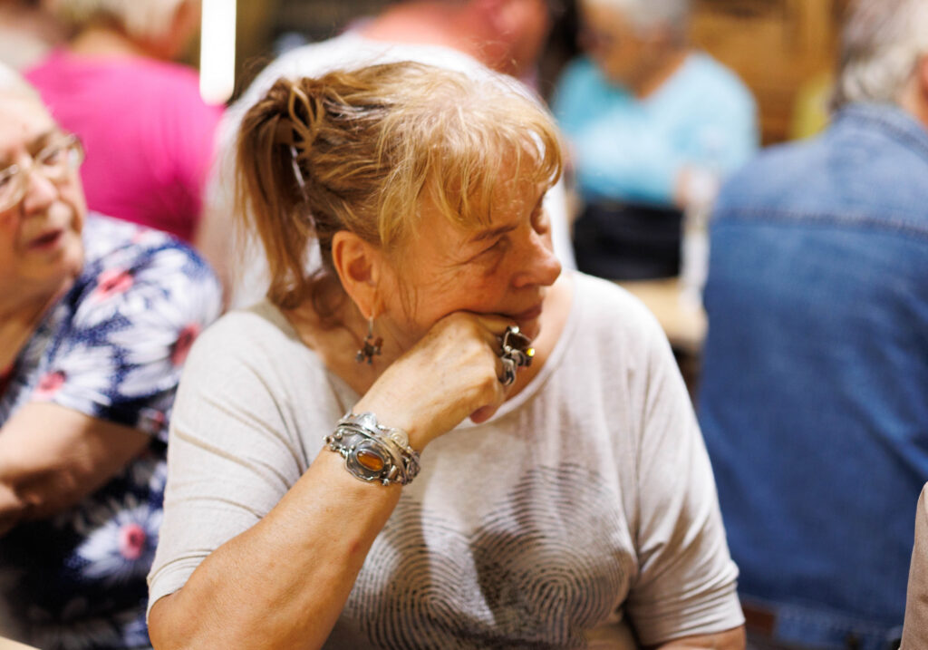 „Warsztaty ziołowe – uczestnicy projektu Spirala Zmysłów tworzą bukiety z ziół”