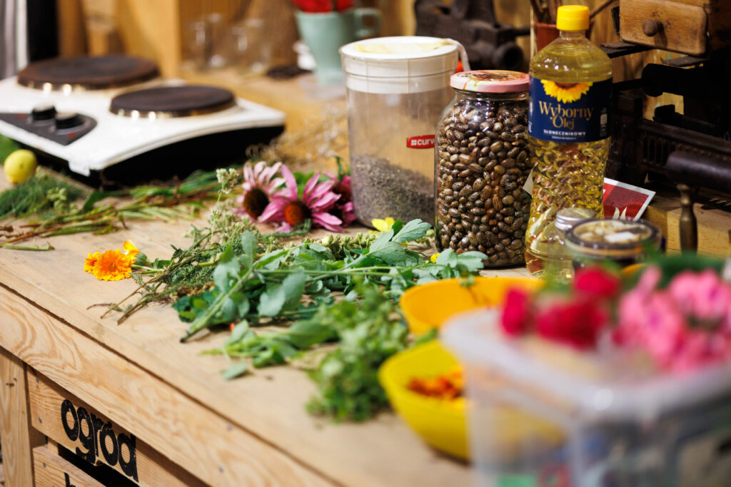 „Warsztaty ziołowe – uczestnicy projektu Spirala Zmysłów tworzą bukiety z ziół”