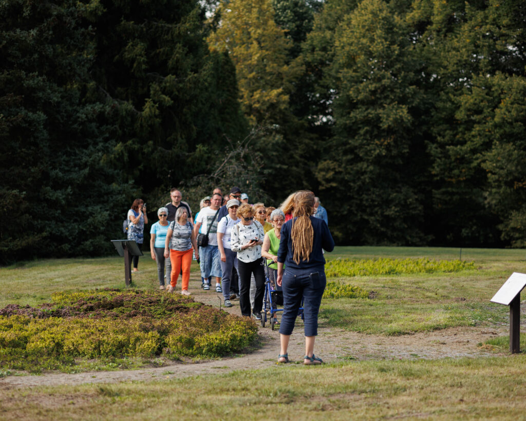 „Warsztaty ziołowe – uczestnicy projektu Spirala Zmysłów tworzą bukiety z ziół”