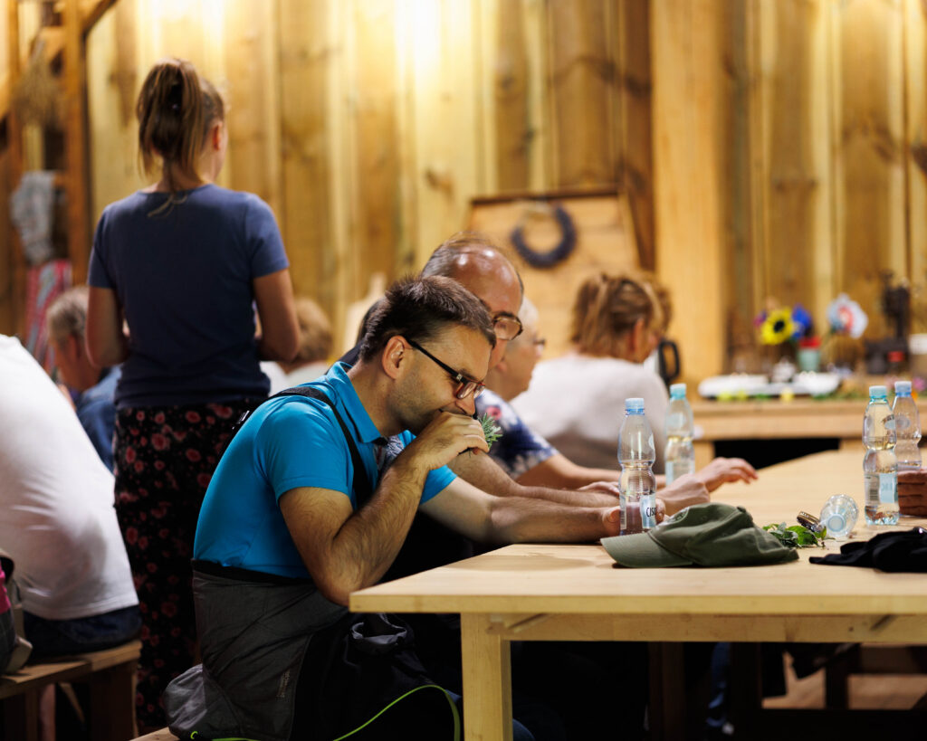 „Warsztaty ziołowe – uczestnicy projektu Spirala Zmysłów tworzą bukiety z ziół”