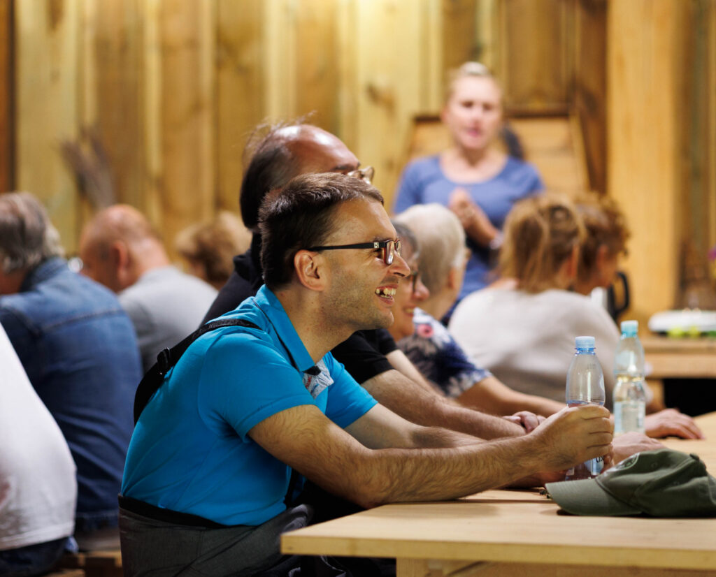 „Warsztaty ziołowe – uczestnicy projektu Spirala Zmysłów tworzą bukiety z ziół”