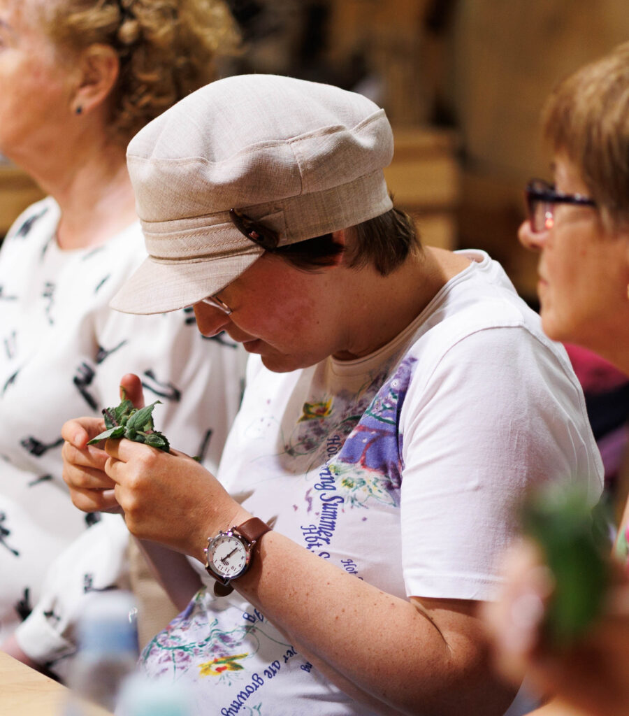 „Warsztaty ziołowe – uczestnicy projektu Spirala Zmysłów tworzą bukiety z ziół”