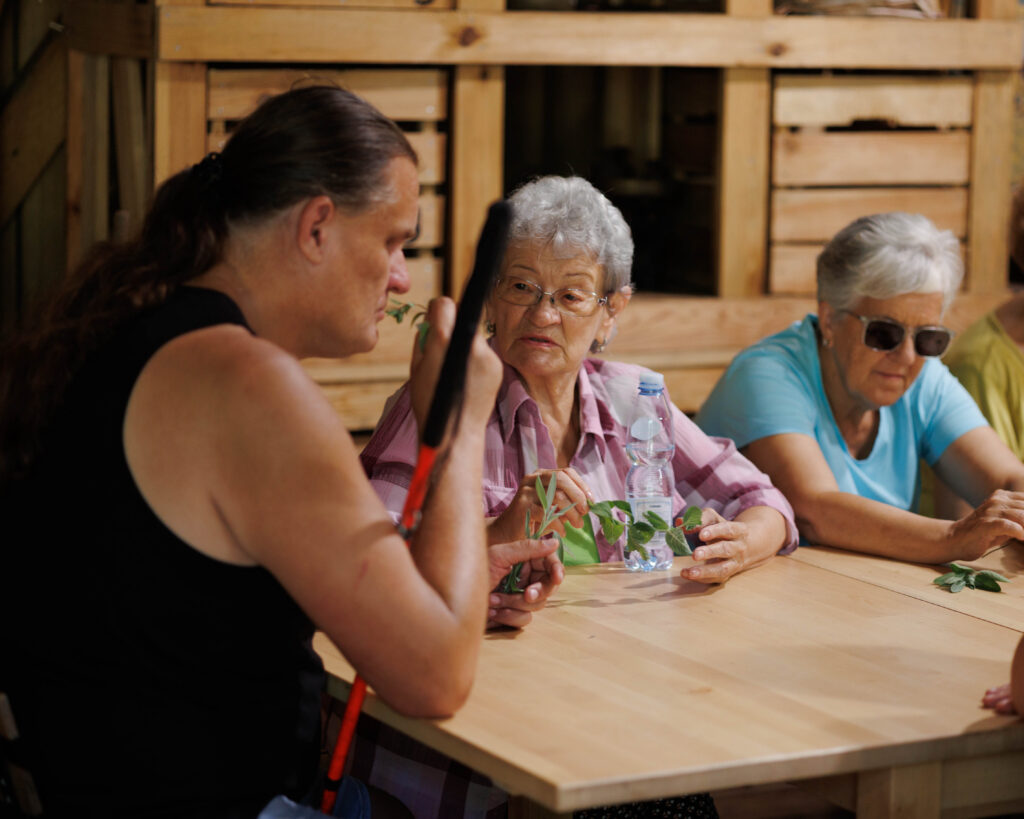 „Warsztaty ziołowe – uczestnicy projektu Spirala Zmysłów tworzą bukiety z ziół”