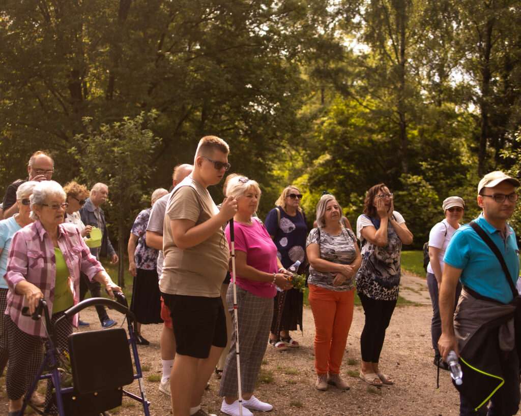 „Warsztaty ziołowe – uczestnicy projektu Spirala Zmysłów tworzą bukiety z ziół”