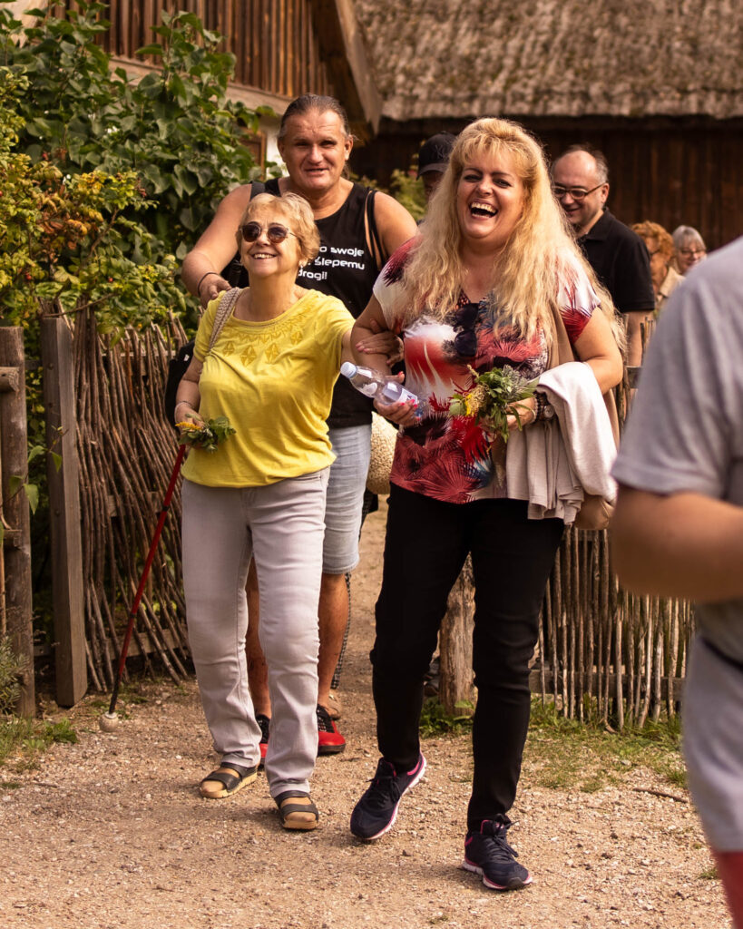 „Warsztaty ziołowe – uczestnicy projektu Spirala Zmysłów tworzą bukiety z ziół”