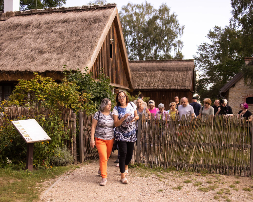 „Warsztaty ziołowe – uczestnicy projektu Spirala Zmysłów tworzą bukiety z ziół”