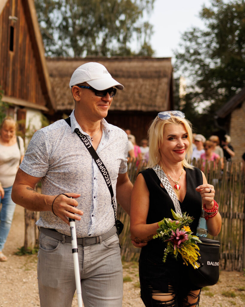 „Warsztaty ziołowe – uczestnicy projektu Spirala Zmysłów tworzą bukiety z ziół”