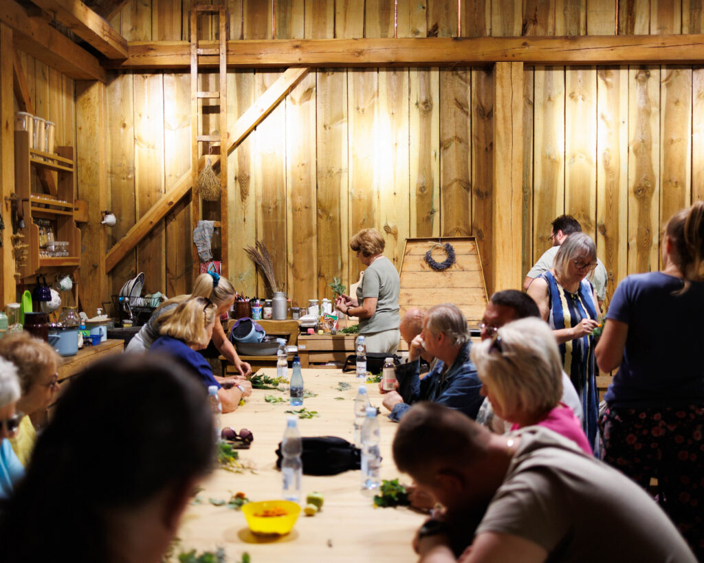 „Warsztaty ziołowe – uczestnicy projektu Spirala Zmysłów tworzą bukiety z ziół”