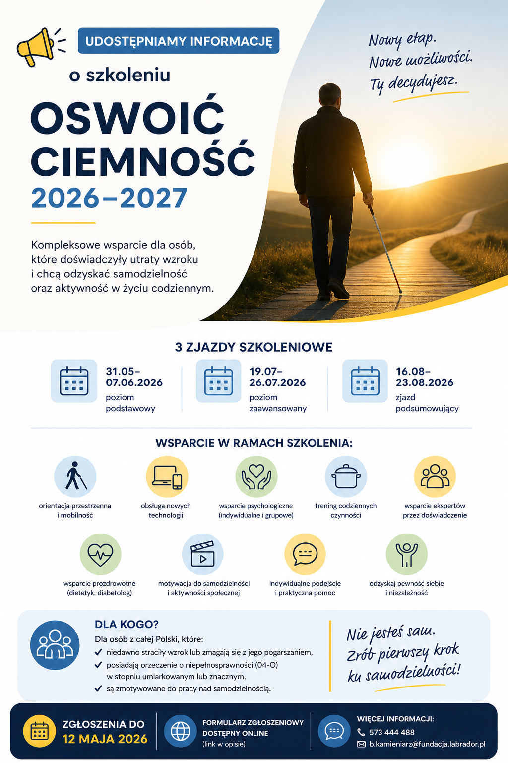 Grafika informacyjna dotycząca szkolenia „Oswoić Ciemność 2026–2027”. Po lewej stronie znajduje się tekst o szkoleniu i jego zakresie, po prawej widoczna jest osoba z białą laską idąca ścieżką w kierunku zachodzącego słońca, symbolizująca nowy etap i samodzielność. Na grafice podane są terminy trzech zjazdów szkoleniowych, zakres wsparcia (m.in. orientacja przestrzenna, technologie, wsparcie psychologiczne) oraz informacja o zapisach do 12 maja 2026 roku. Całość utrzymana w jasnej, profesjonalnej stylistyce, z elementami niebieskimi i żółtymi.
